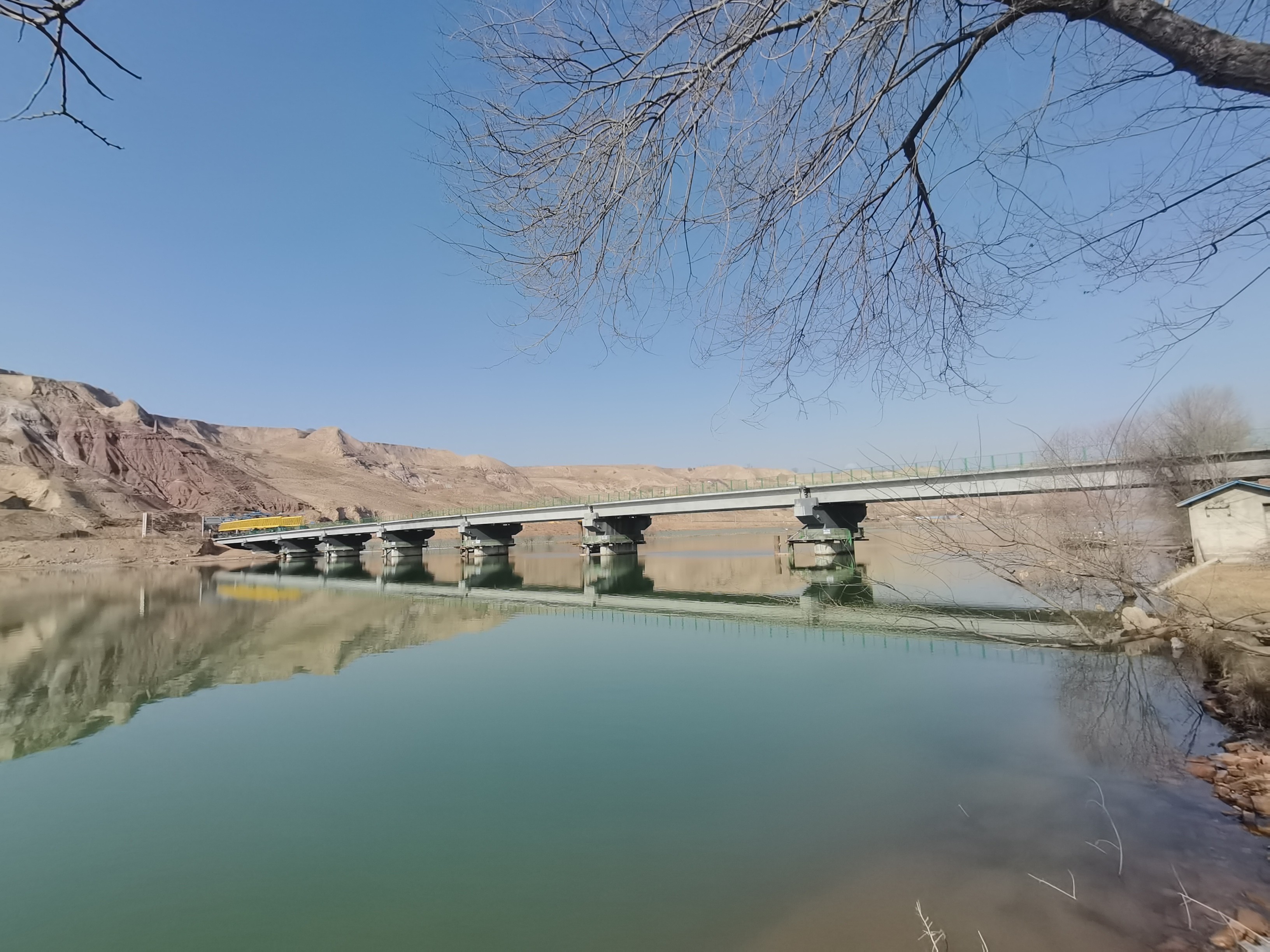 甘肃省国道309线焦家川桥完成箱梁吊装